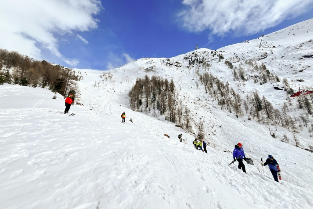 أدى انهيار جليدي إلى مقتل ثلاثة أشخاص في منتجع فاخر للتزلج في سويسرا (ا ف ب)