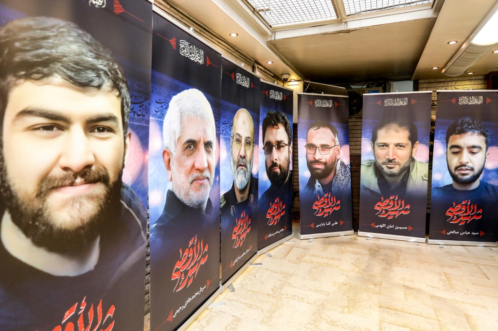 قُتل سبعة أفراد من الحرس الثوري الإيراني فيما قالت طهران إنه غارة إسرائيلية على الملحق القنصلي الإيراني في دمشق – وتم عرض ملصقات الضحايا خلال حفل تأبين في المبنى (أ ف ب)   