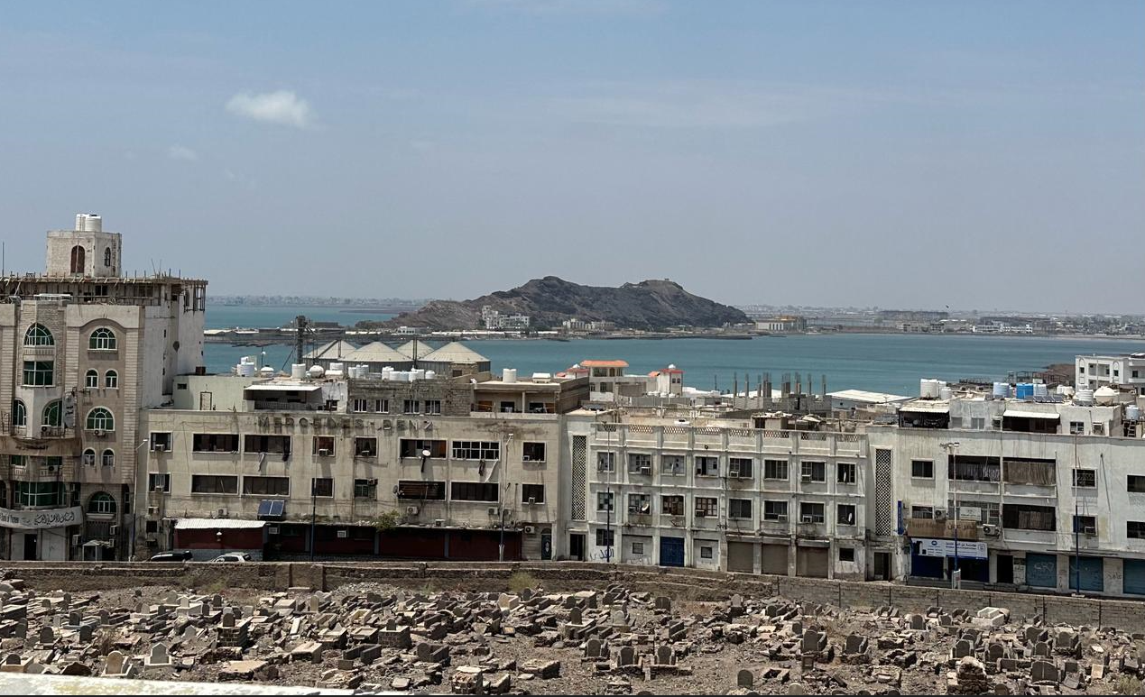 جانب من المباني المطلة على ميناء عدن (الشرق الأوسط)
