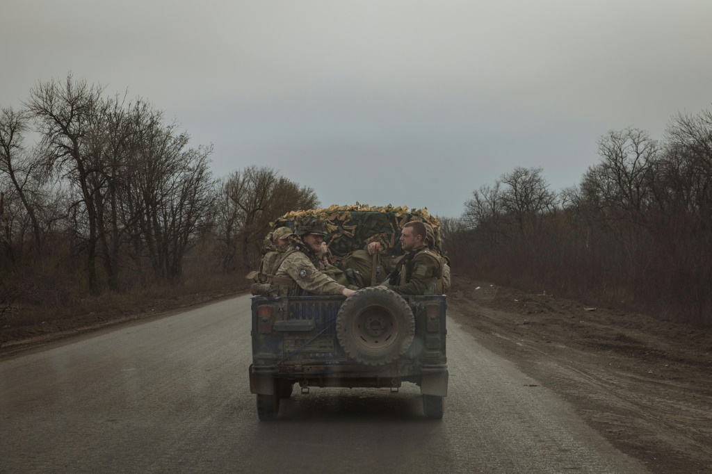 عسكريون أوكرانيون على متن عربتهم قرب بلدة تشاسيف يار في منطقة دونيتسك في الثاني من نيسان/أبريل 2024 0أ ف ب)   