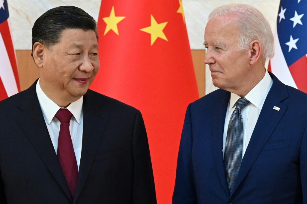 الرئيس الامركي جو بايدن  مع الرئيس الصيني شي جين بينغ  (أ ف ب)