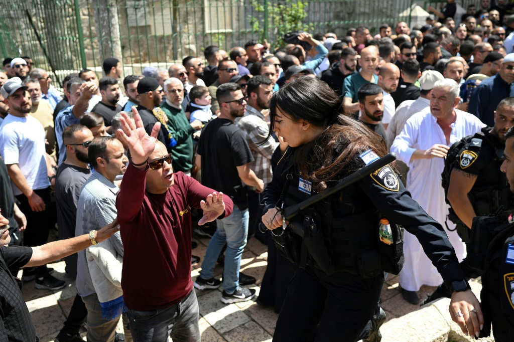 الشرطة الإسرائيلية تمنع الفلسطينيين من الاقتراب من مدخل المسجد الأقصى في القدس (أ ف ب)   