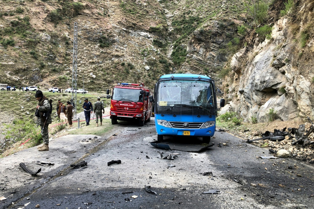تم استهداف عمال صينيين من قبل انتحاري صدم سيارتهم على طريق جبلي بالقرب من أحد مواقع السد (أ ف ب)   