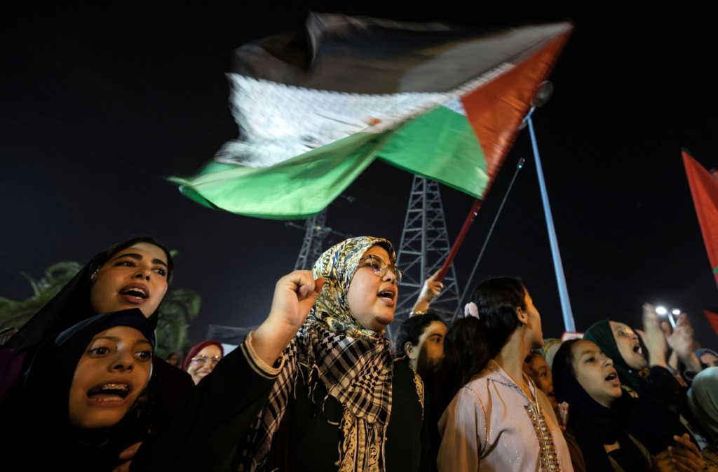 متظاهرون يتظاهرون تضامنا مع الفلسطينيين (أ ف ب)   