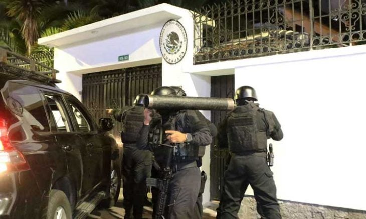 الشرطة الإكوادورية تقتحم السفارة المكسيكية في كيتو (أ ف ب)