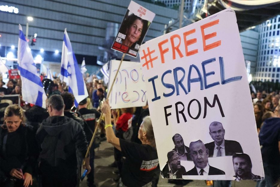 آلاف الإسرائيليين تظاهروا في عدة مناطق في أنحاء البلاد، للمطالبة بإجراء انتخابات مبكرة (الأناضول)