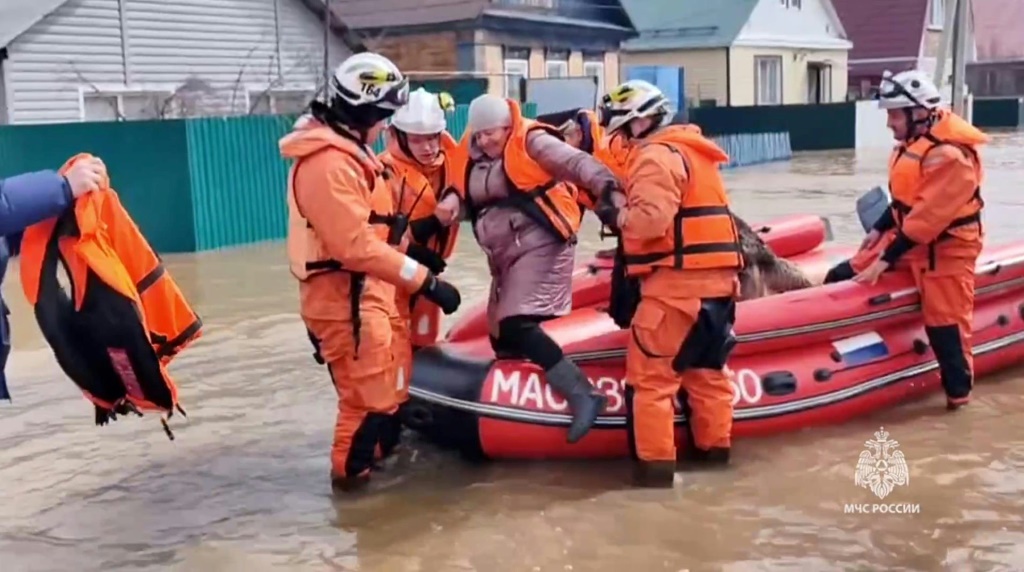 رجال الإنقاذ يقومون بإجلاء أحد سكان مدينة أورسك في 6 نيسان/أبريل 2024 (ا ف ب)