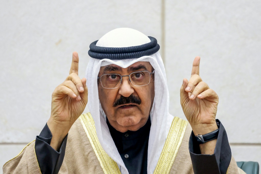 أمير الكويت الجديد الشيخ مشعل الأحمد الصباح أثناء أدائه اليمين أمام المشرعين بصفته الحاكم السابع عشر للبلاد (ا ف ب)
