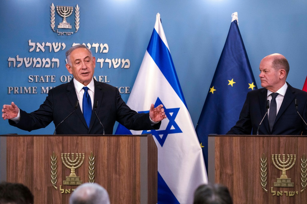 رئيس الوزراء الإسرائيلي السابق بنيامين نتانياهو (يسار) خلال مؤتمر صحافي مشترك مع المستشار الألماني أولاف شولتس في القدس بتاريخ 17 آذار/مارس 2024 (ا ف ب)