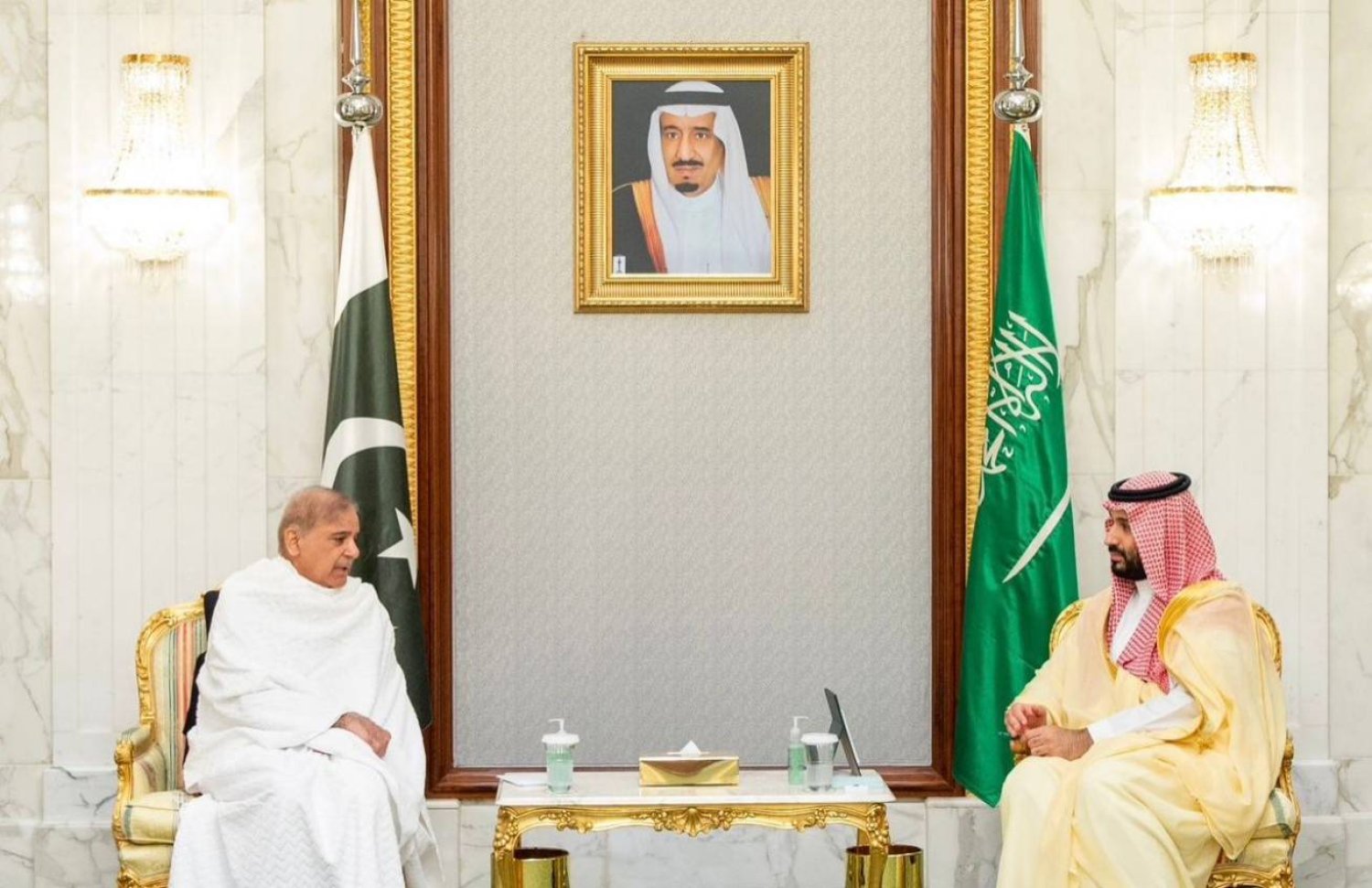 ولي العهد الأمير محمد بن سلمان ورئيس الوزراء الباكستاني محمد شهباز شريف في قصر الصفا بمكة المكرمة (واس)