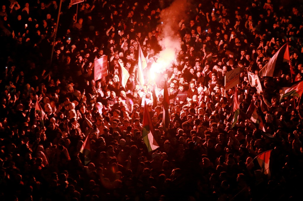 وشهد الأردن، حيث حوالي نصف السكان من أصل فلسطيني، العديد من المسيرات دعما لغزة التي مزقتها الحرب (أ ف ب)   