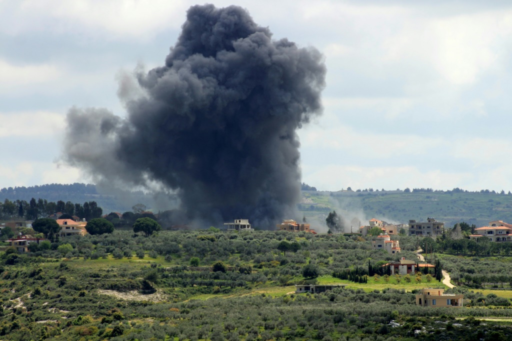 دخان يتصاعد بعد ضربة إسرائيلية على بلدة طير حرفا الحدودية في جنوب لبنان في السادس من نيسان/أبريل 2024 (أ ف ب)   