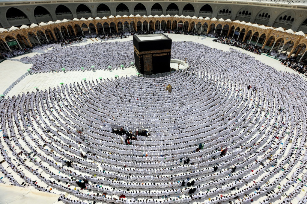 يطوفون حول الكعبة في مكة المكرمة في يوم الجمعة الاخير من رمضان في الخامس من نيسان/ابريل 2024 (أ ف ب)   