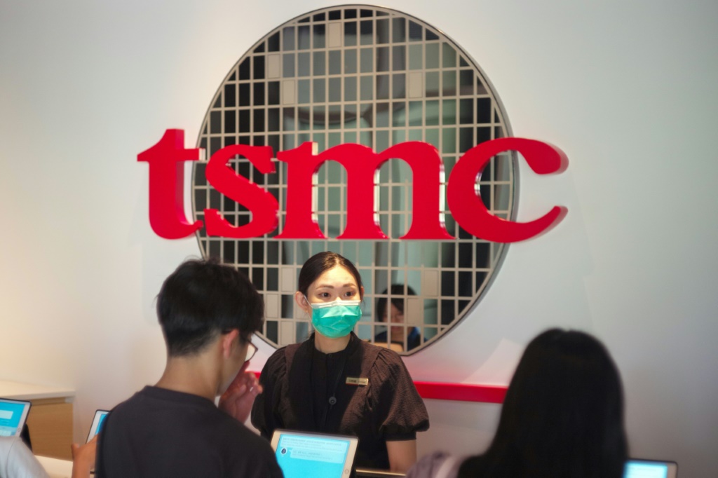 شعار شركة "تي إس إم سي" التايوانية لتصنيع أشباه الموصلات في متحف تجديد تايوان في حديقة هسينشو للعلوم في هسينشو في 5 حزيران/يوليو 2023 (ا ف ب)