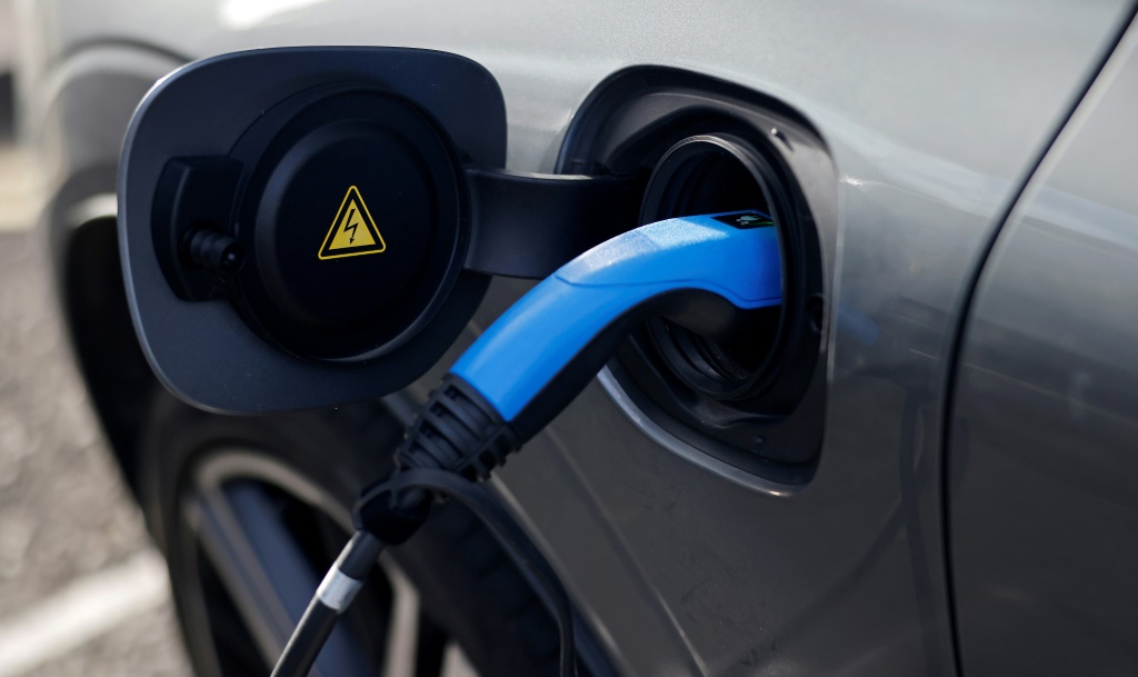 وتهدف المبادرة إلى خفض التكاليف الأولية التي تتحملها الشركات للتحول إلى السيارات الكهربائية (ا ف ب)