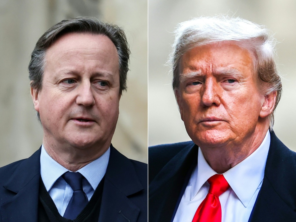  صورة مركبة لوزير الخارجية البريطاني ديفيد كامرون في لندن في 11 آذار/مارس 2024 والرئيس الأميركي السابق دونالد ترامب في مدينة نيويورك يوم 25 آذار/مارس 2024 (ا ف ب)