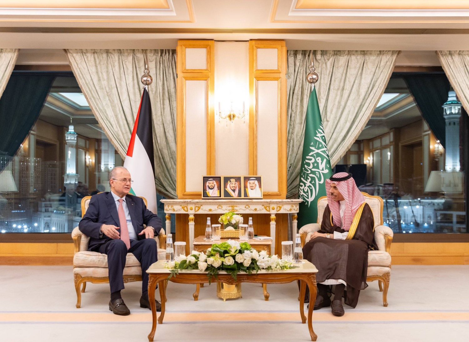 وزير الخارجية السعودي الأمير فيصل بن فرحان يستقبل رئيس الوزراء الفلسطيني محمد مصطفى بمكة المكرمة (واس)