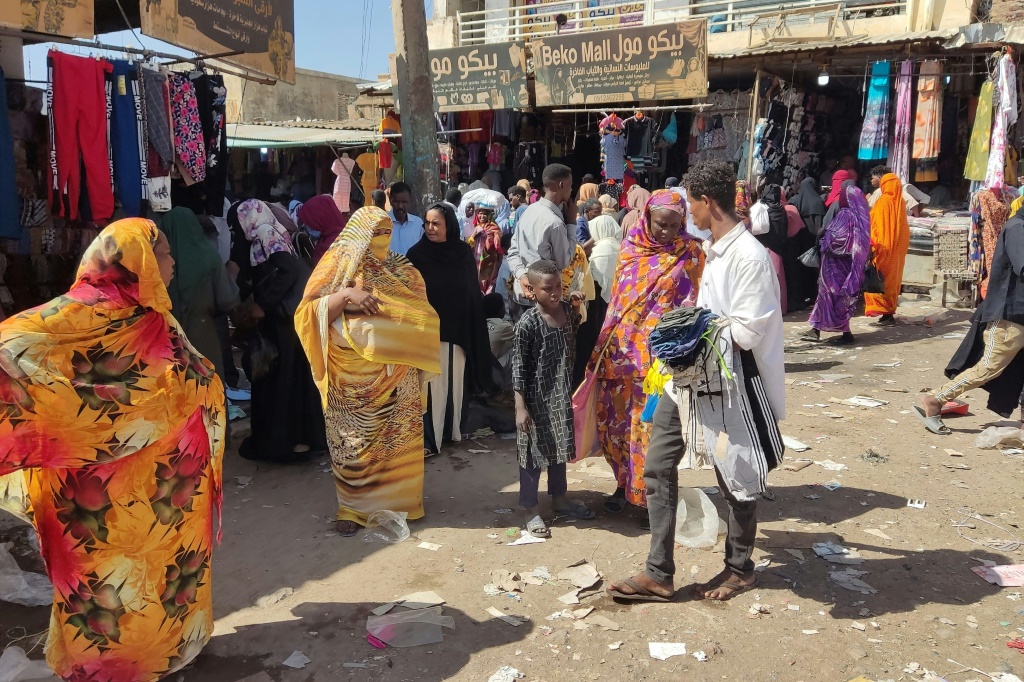 سودانيون يتسوقون قبل عيد الفطر في مدينة القضارف بشرق السودان في 8 نيسان/أبريل 2024 (ا ف ب)