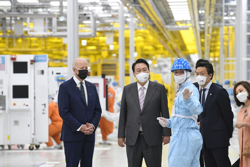  الرئيسان الكوري الجنوبي يون سوك يول والأميركي جو بايدن خلال زيارة الى مصنع لشركة سامسونغ في العام 2022 (ا ف ب)