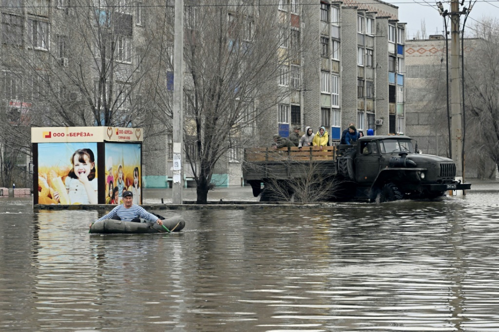 صورة التقطت في 8 نيسان/أبريل 2024 تظهر رجال الإنقاذ وهم يقومون بإجلاء سكان من الجزء الذي غمرته الفيضانات من مدينة أورسك بمنطقة أورينبورغ الروسية في الطرف الجنوبي لجبال الأورال (ا ف ب)