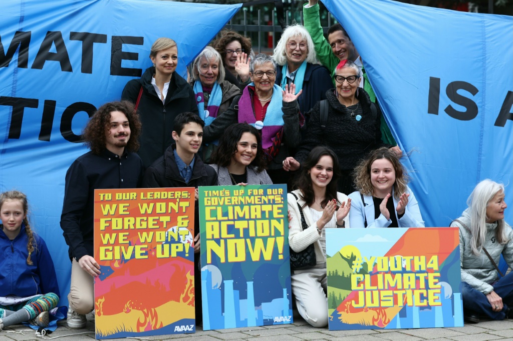 مجموعة "كبيرات سن من أجل حماية المناخ" السويسرية مع عدد من الشباب المتقدمين بالتماس في شأن البيئة أمام المحكمة الأوروبية لحقوق الإنسان في مدينة ستراسبورع الفرنسية في 9 نيسان/أبريل (أ ف ب)   