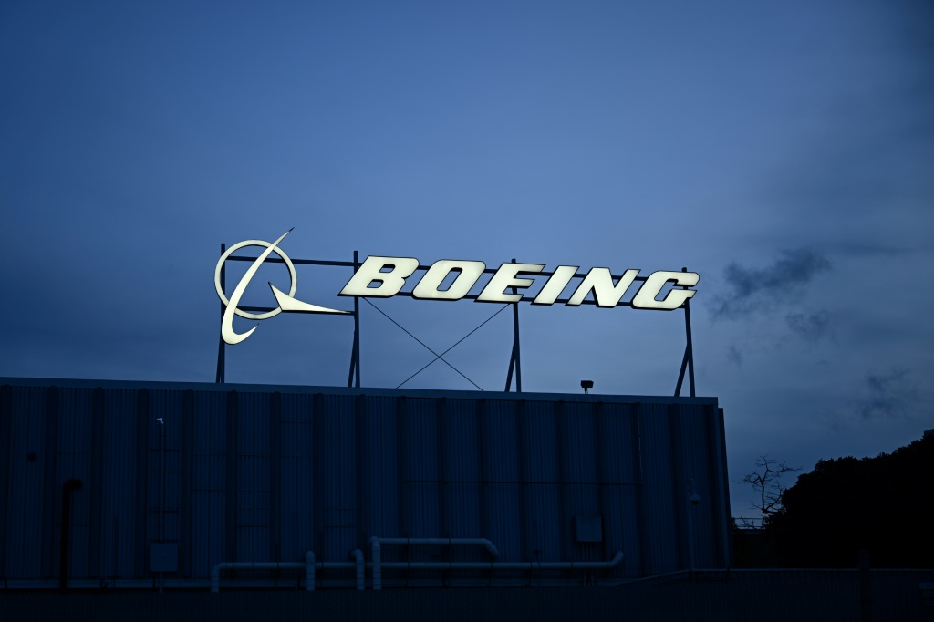 يتم عرض شعار شركة Boeing خارج مكاتب الشركة بالقرب من مطار لوس أنجلوس الدولي (LAX) في إل سيغوندو، كاليفورنيا (أ ف ب)   