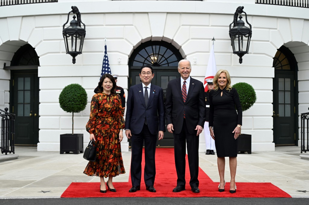 الرئيس الأمريكي جو بايدن والسيدة الأولى جيل بايدن يستقبلان رئيس الوزراء الياباني فوميو كيشيدا وزوجته يوكو كيشيدا في الرواق الجنوبي بالبيت الأبيض في واشنطن العاصمة (ا ف ب)