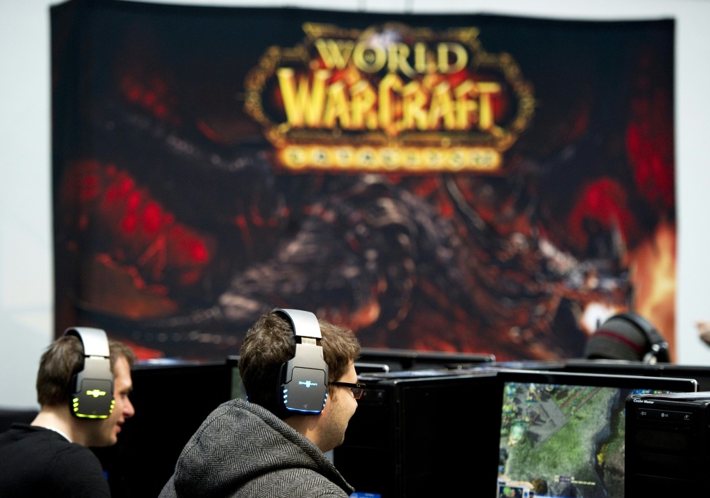 أشخاص يلعبون "وورلد اوف ووركرافت" عبر الإنترنت في هانوفر الألمانية بتاريخ 3 آذار/مارس 2011 (ا ف ب)