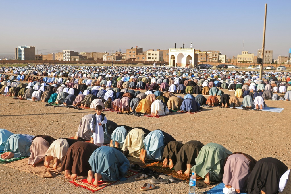 صلاة عيد الفطر في أحد مساجد هرات في أفغانستان في 10 نيسان/ابريل 2024 (ا ف ب)