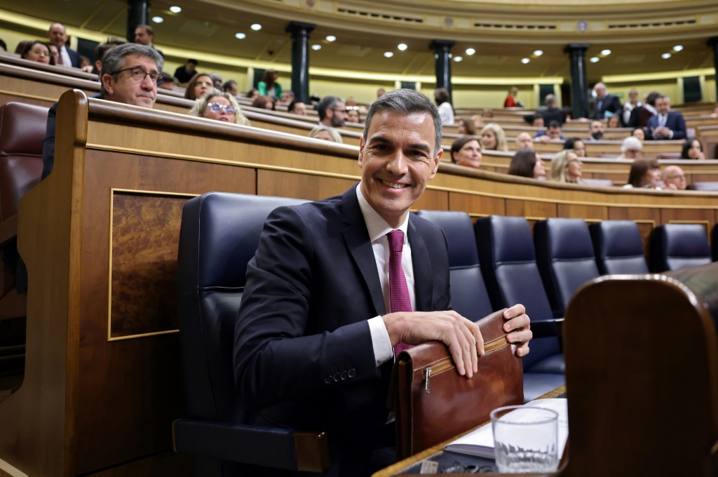 رئيس الوزراء الإسباني بيدرو سانشيز مبتسما في مجلس النواب الإسباني قبل إلقائه كلمة في مدريد في العاشر من نيسان/أبريل 2024 (ا ف ب)
