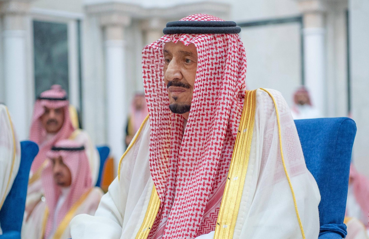 الملك سلمان بن عبد العزيز لدى أدائه صلاة العيد في قصر السلام بجدة (واس)