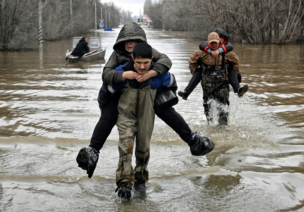 مسعفون يجلون سكانا من مدينة أورسك في منطقة أورنبرغ الروسية التي اجتاحتها فيضانات، في 8 نيسان/أبريل 2024 (ا ف ب)