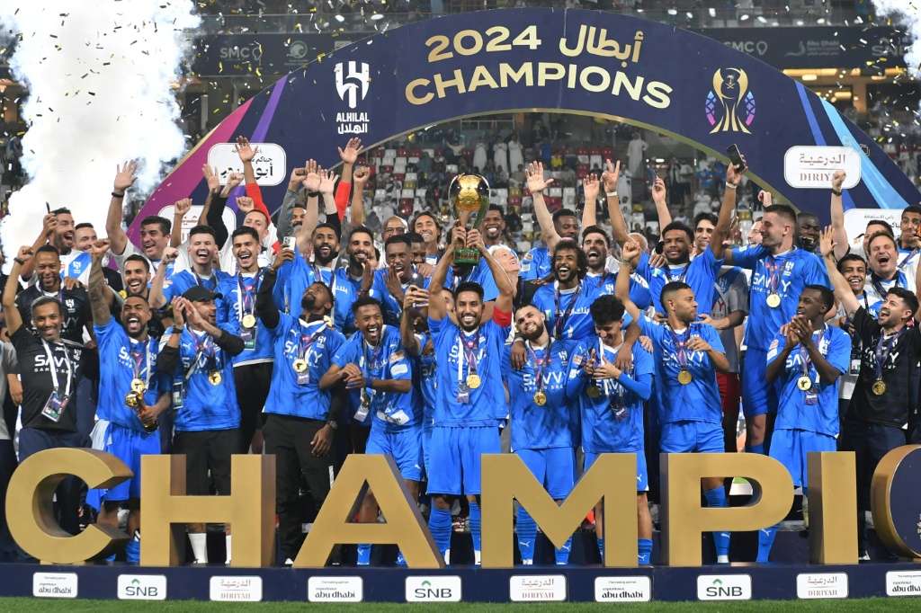 لاعبو الهلال يحتفلون بالفوز بالكأس السوبر السعودية على حساب الاتحاد على ملعب محمد بن زايد في العاصمة الاماراتية أبو ظبي في 11 نيسان/أبريل 2024 (ا ف ب)