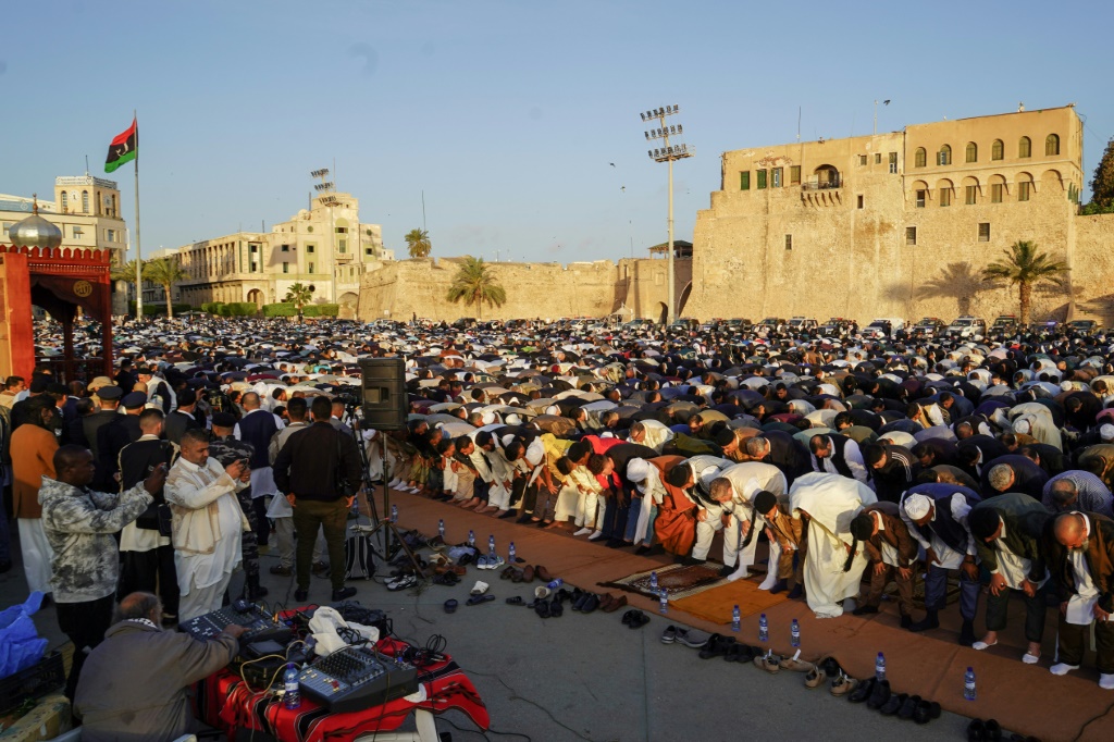 ليبيون يؤدون صلاة عيد الفطر في طرابلس في 10 نيسان/أبريل 2024 (ا ف ب)