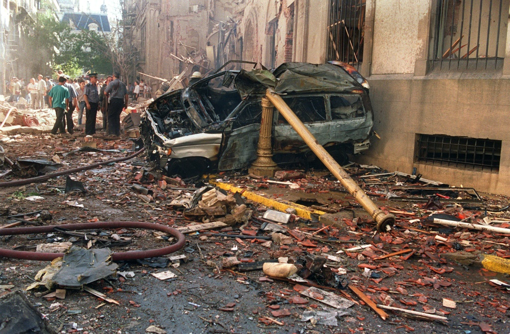 جانب من الأضرار الناتجة عن تفجير السفارة الإسرائيلية في بوينوس آيرس في 17 آذار/مارس 1992 (ا ف ب)