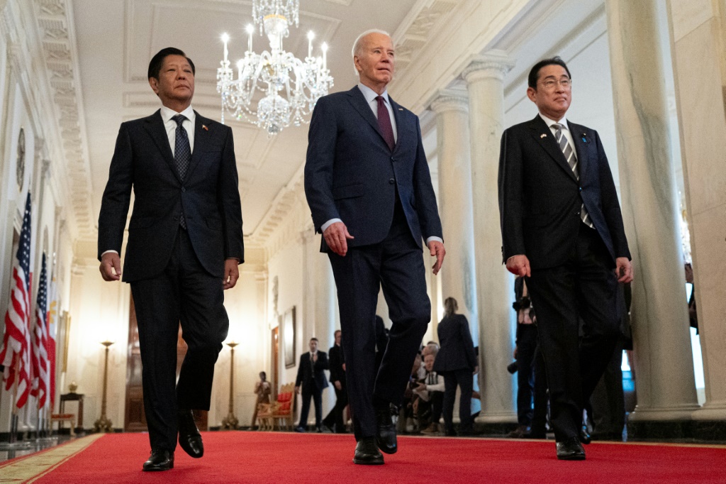 التقى الرئيس الفلبيني فردياند ماركوس (يسار) والرئيس الأمريكي جو بايدن (وسط) ورئيس الوزراء الياباني فوميو كيشيدا في قمة ثلاثية هذا الأسبوع في واشنطن (ا ف ب)