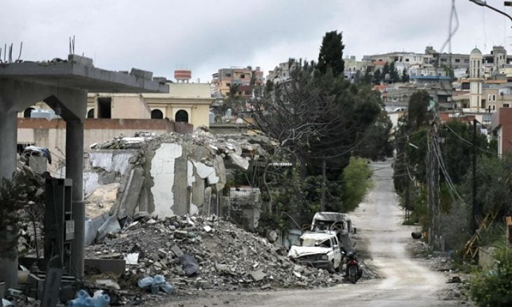 المشهد في قرية عيتا الشعب اللبنانية، في 9 أبريل 2024، إثر قصف إسرائيلي (ا ف ب)
