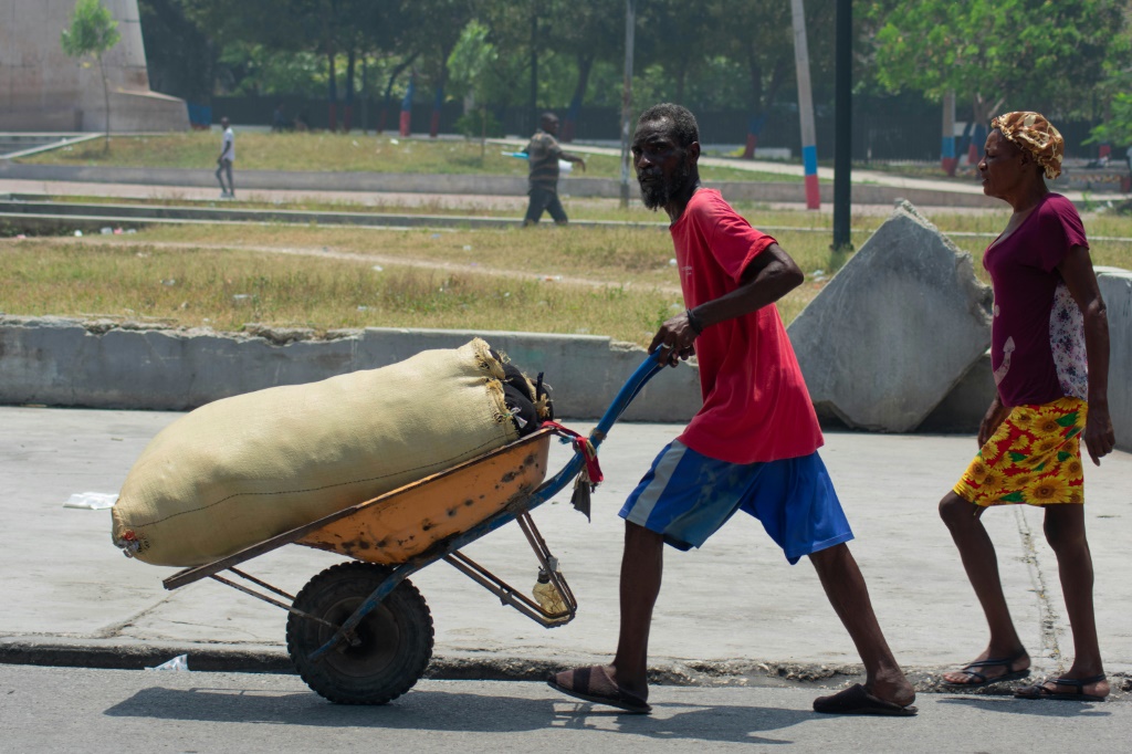 وتشير بيانات الأمم المتحدة إلى أن عشرات الآلاف من الأشخاص غادروا عاصمة هايتي خلال الشهر الماضي (أ ف ب)   