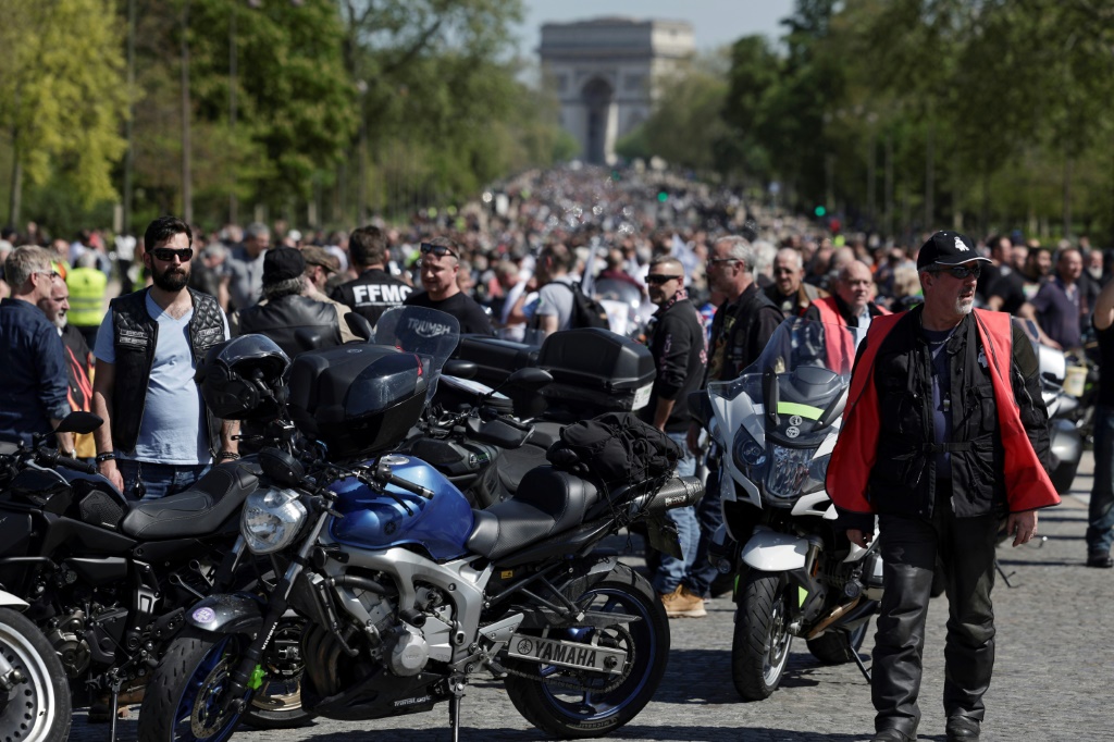 سائقو دراجات نارية يتجمعون في 13 نيسان/أبريل 2024 على الجادة الممتدة من قوس النصر في باريس تأهباً للانطلاق في مسيرة احتجاجاً على الفحص الفني الإلزامي (أ ف ب)   
