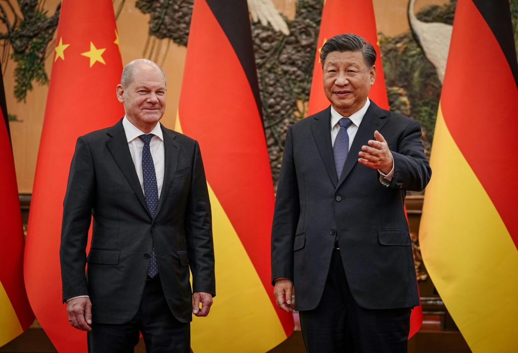    صورة مؤرخة في 4 تشرين الثاني/نوفمبر 2022 للمستشار الألماني أولاف شولتس والرئيس الصيني شي جينبينغ في بكين (أ ف ب)   