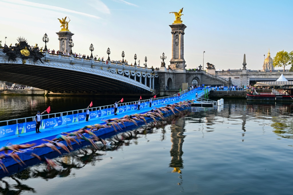 خلال تنظيف نهر السين تمهيدا لدورة الالعاب الاولمبية من أجل استضافة منافسات السباحة (ا ف ب)