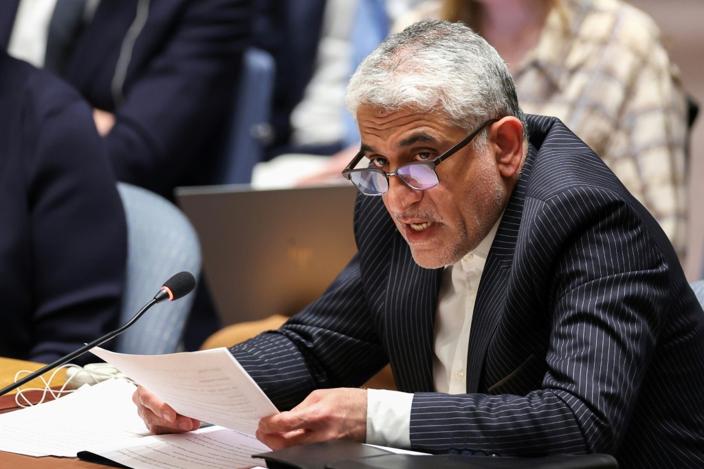 السفير الإيراني لدى الأمم المتحدة أمير سعيد إرافاني يتحدث خلال اجتماع لمجلس الأمن التابع للأمم المتحدة حول الوضع في الشرق الأوسط، بما في ذلك الهجوم الإيراني الأخير ضد إسرائيل، في مقر الأمم المتحدة في مدينة نيويورك في 14 أبريل 2024 (ا ف ب)   