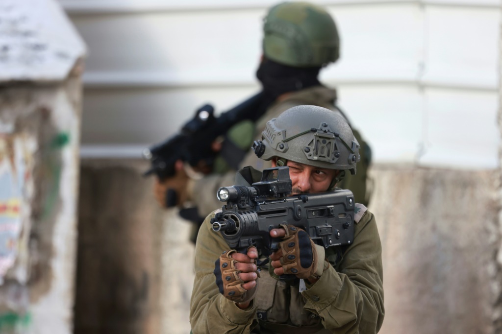 قوات إسرائيلية أثناء عملية لها في مخيم الأمعري قرب مدينة رام الله في وسط الضفة الغربية المحتلة في الرابع من آذار/مارس 2024. (ا ف ب)