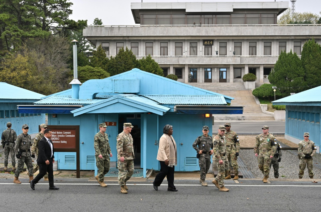 سفيرة واشنطن في الأمم المتحدة ليندا توماس غرينفيلد (وسط) خلال زيارتها المنطقة المنزوعة السلاح بين الكوريتين في 16 نيسان/أبريل 2024 (ا ف ب)