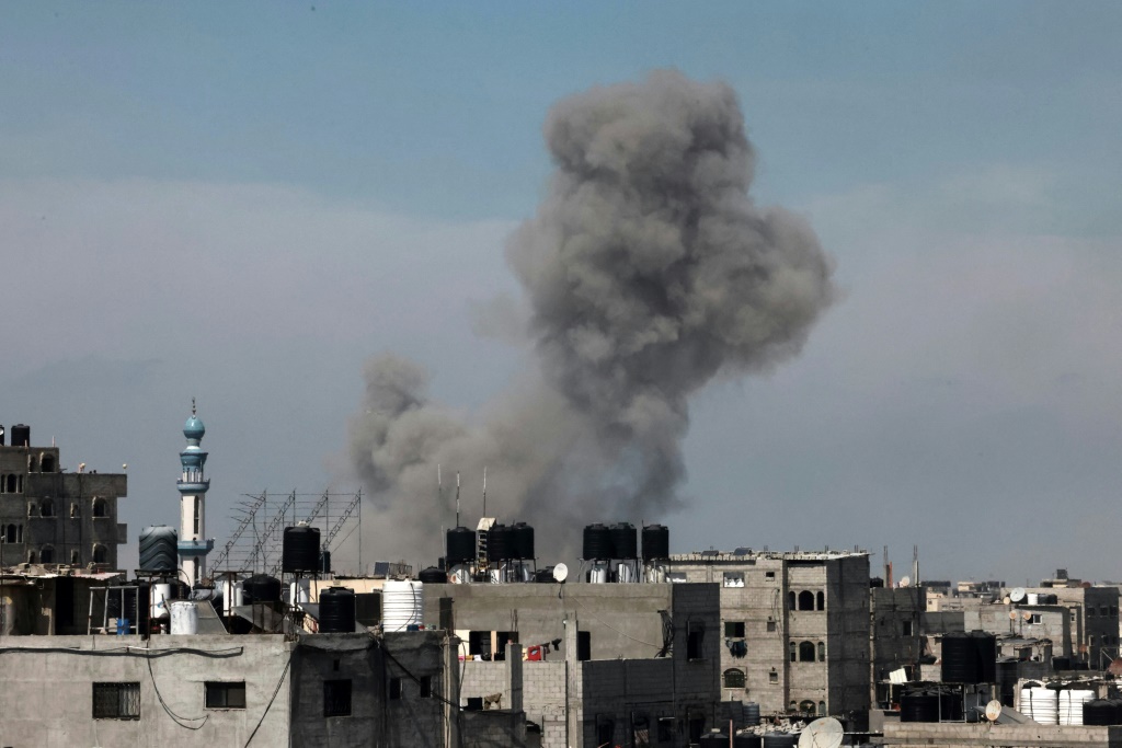 دخان يتصاعد خلال الغارات الإسرائيلية على رفح في جنوب قطاع غزة في 9 أبريل 2024 (ا ف ب)