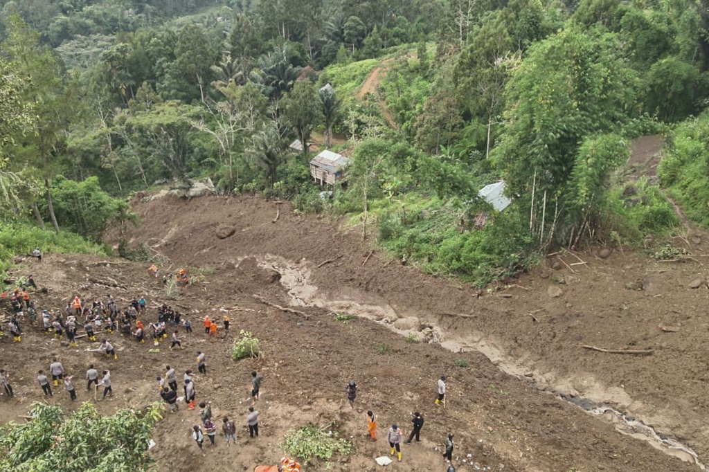 صورة ملتقطة من الجو تظهر عمليات البحث عن ضحايا انزلاقات التربة في اندونيسيا في 15 نيسان/أبريل 2024 (أ ف ب)   