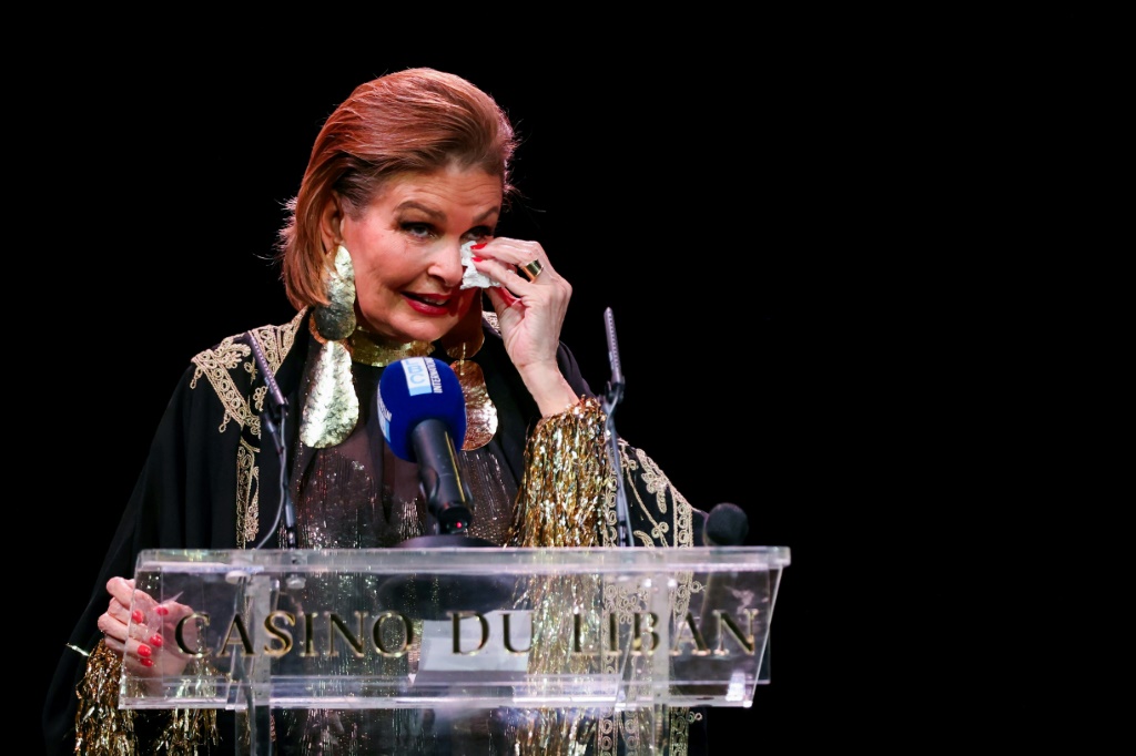 الممثلة المصرية يسرا متأثرة بعد تسلمها جائزة "التانيت الذهبي" الفخرية في 14 نيسان/أبريل 2024 من "مهرجان بيروت الدولي لسينما المرأة" في "كازينو لبنان" بمنطقة المعاملتين (إلى الشمال من بيروت) (ا ف ب)