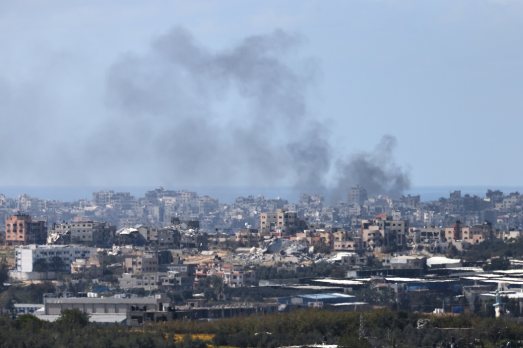 صورة لدخان يتصاعد من قطاع غزة بعد قصف إسرائيلي ملتقطة من جنوب إسرائيل في العاشر من آذار مارس 2024 (ا ف ب)