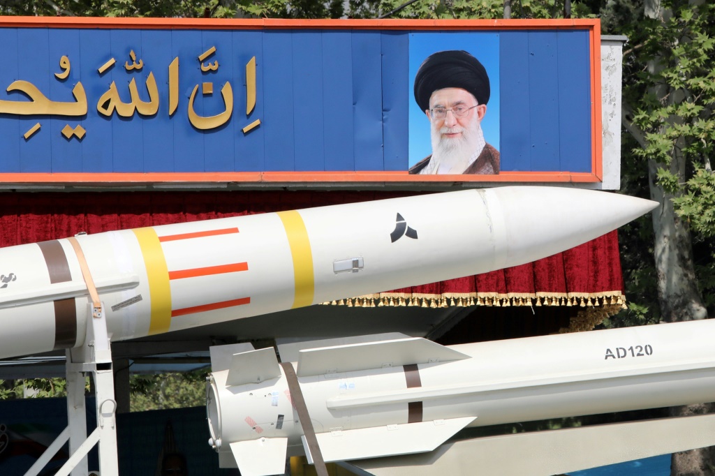 شاحنة عسكرية إيرانية تحمل صاروخ صياد 4-بي أمام صورة المرشد الأعلى آية الله علي خامنئي خلال عرض عسكري في 17 أبريل 2024 (أ ف ب)   