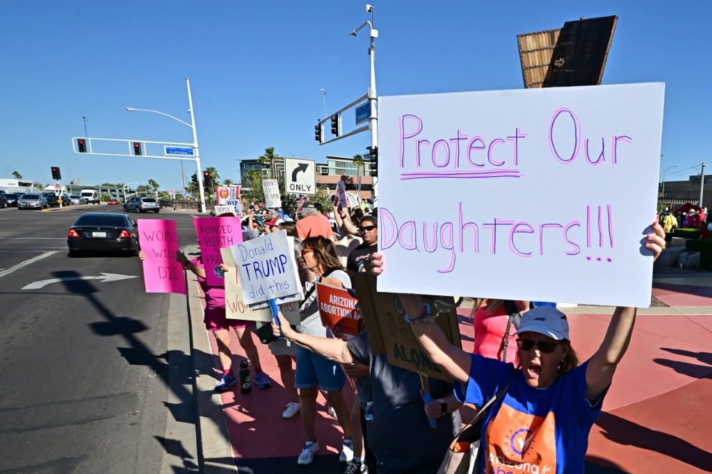 تظاهرة لمؤيدي حقوق الإجهاض في سكوتسديل بولاية أريزونا في 9 نيسان/أبريل 2024. (أ ف ب)   